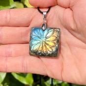 Pendentif Labradorite gravée "Fleur" - carrée