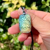 Pendentif Labradorite gravée "Fleur" - réctangle