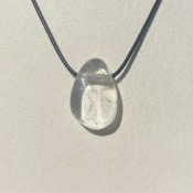 Pendentif "Galet" Cristal de roche (pierre percée)